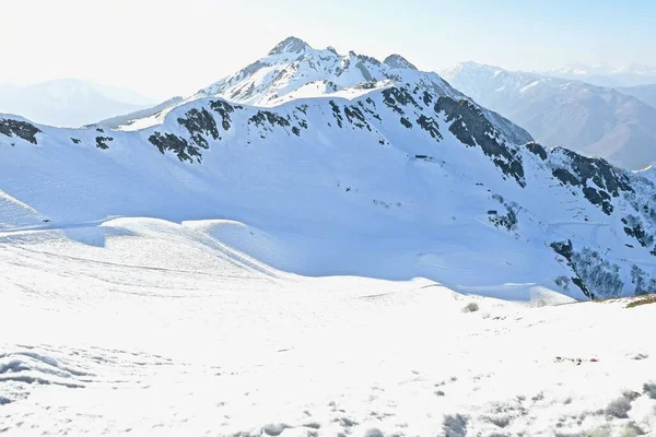 Panorama Der Schneebedeckten Gipfel Der Berge Und Wolken — Stockfoto