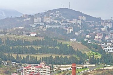 Dağ şehri manzarası sisli ve yağmurlu