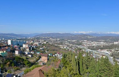 Güney dağ şehrinin manzarasının en üst görüntüsü.