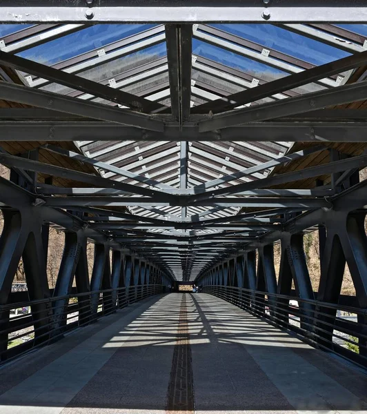Konstrukcja Metalowego Mostu Szklanym Dachem — Zdjęcie stockowe
