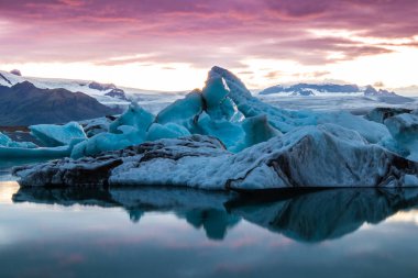 İzlanda 'da Sunset' te Jokulsarion Gölü