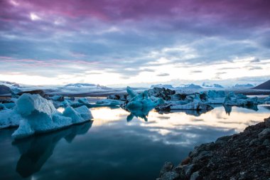 İzlanda 'da Sunset' te Jokulsarion Gölü