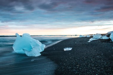 Jokulsarion - Sahilde buzdan heykeller