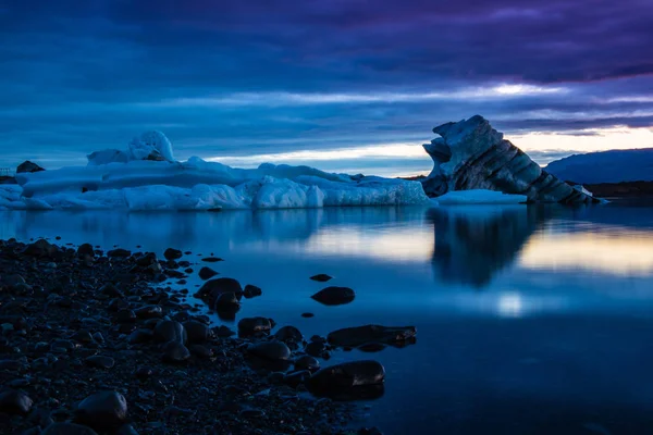 Jokulsarion Lagoon w Islandii o zachodzie słońca — Zdjęcie stockowe