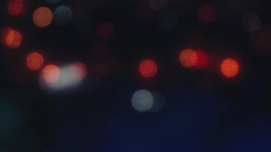 Odaklanamayan yanıp sönen Noel ışıklarının yavaş dikey panoraması.
