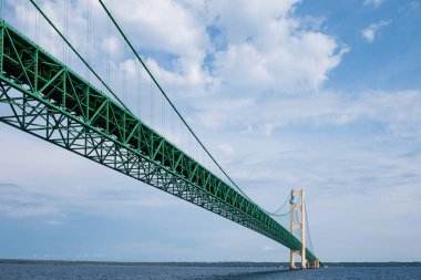 Michigan 'ın Yukarı ve Aşağı yarımadalarını birbirine bağlayan Mackinac Köprüsü manzarası