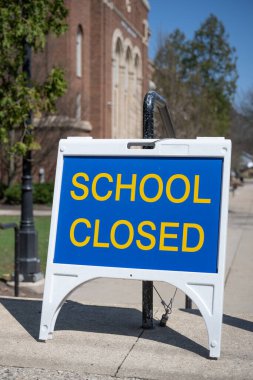 Michigan 'daki bir devlet okulunun önünde 