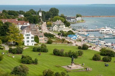 Mackinac Adası: Mackinac Kalesi 'nden Marquette Park