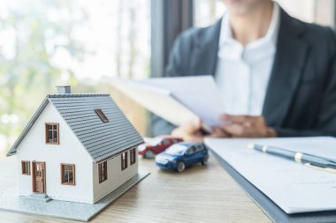 Araba ve ev modeli ve menajer, müşteriden satın almak, sigorta yaptırmak veya emlak veya emlak almak için sözleşme istiyor..