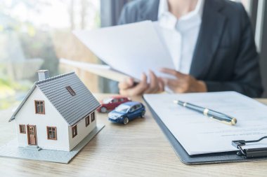 Araba ve ev modeli ve menajer, müşteriden satın almak, sigorta yaptırmak veya emlak veya emlak almak için sözleşme istiyor..