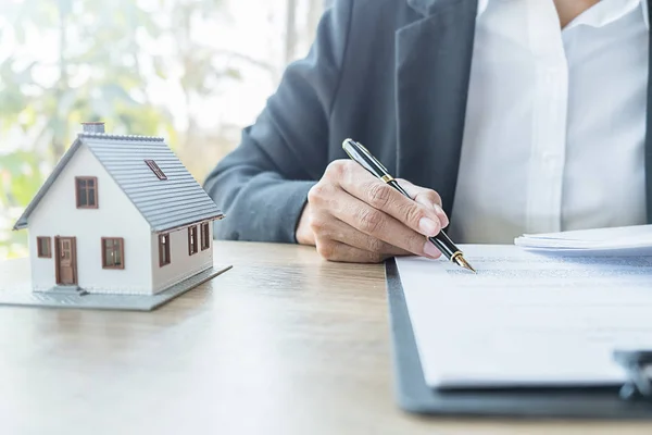 Immobilienmakler und Kunde unterzeichnen Vertrag zum Kauf von Immobilien, Versicherungen oder Krediten. — Stockfoto