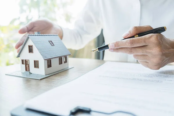 Modelo de casa con agente pidiendo al cliente un contrato para comprar, obtener un seguro o prestar bienes raíces o propiedades. — Foto de Stock
