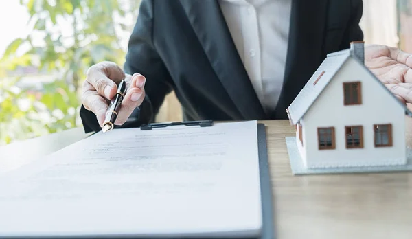 Agente de bienes raíces y contrato de firma de clientes para comprar casa, seguros o préstamos inmobiliarios. — Foto de Stock