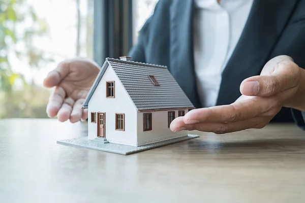 Modelo de casa con agente pidiendo al cliente un contrato para comprar, obtener un seguro o prestar bienes raíces o propiedades. —  Fotos de Stock