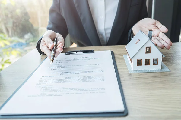 Agente de bienes raíces y contrato de firma de clientes para comprar casa, seguros o préstamos inmobiliarios. — Foto de Stock