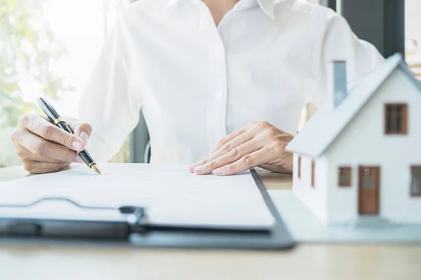 Agente de bienes raíces y contrato de firma de clientes para comprar casa, seguros o préstamos inmobiliarios. — Foto de Stock