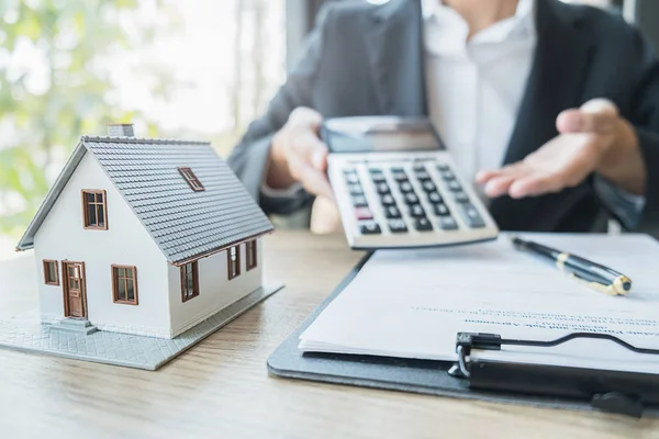 Modello di casa con agente che chiede al cliente un contratto per acquistare, ottenere un'assicurazione o un prestito immobiliare o immobiliare. — Foto Stock