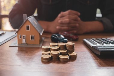 Araba ve ev modeli ve menajer, müşteriden satın almak, sigorta yaptırmak veya emlak veya emlak almak için sözleşme istiyor..