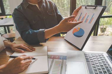 İş kadını şirket performans tablosunu kontrol etmek için dizüstü bilgisayar kullanıyor. İş konsepti.