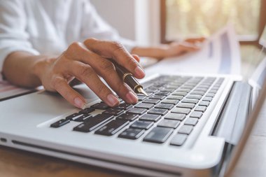 İş kadını şirket performans tablosunu kontrol etmek için dizüstü bilgisayar kullanıyor. İş konsepti.