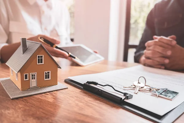 Modelo da casa com agente e cliente discutindo por contrato para comprar, obter seguro ou empréstimo imobiliário ou imóvel. — Fotografia de Stock