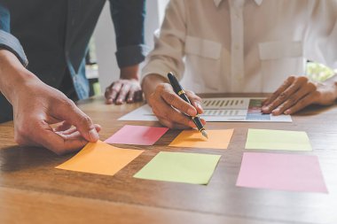 Ekonomik veriler ve rapor grafikleriyle beyin fırtınası yapıp tartışıyorlar. Takım çalışması çalışma konsepti.