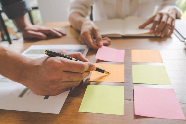 Ekonomik veriler ve rapor grafikleriyle beyin fırtınası yapıp tartışıyorlar. Takım çalışması çalışma konsepti.