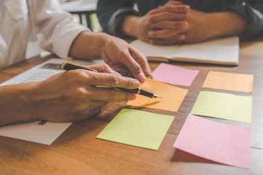 Ekonomik veriler ve rapor grafikleriyle beyin fırtınası yapıp tartışıyorlar. Takım çalışması çalışma konsepti.