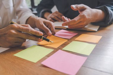 Ekonomik veriler ve rapor grafikleriyle beyin fırtınası yapıp tartışıyorlar. Takım çalışması çalışma konsepti.