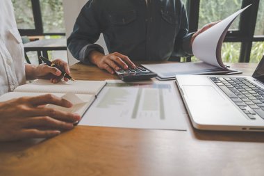 Ekonomik veriler ve rapor grafikleriyle beyin fırtınası yapıp tartışıyorlar. Takım çalışması çalışma konsepti.