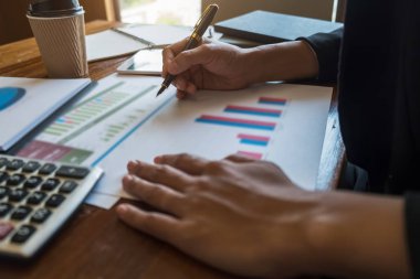 Ekonomik veriler ve rapor grafikleriyle beyin fırtınası yapıp tartışıyorlar. Takım çalışması çalışma konsepti.