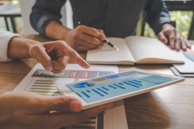 Ekonomik veriler ve rapor grafikleriyle beyin fırtınası yapıp tartışıyorlar. Takım çalışması çalışma konsepti.