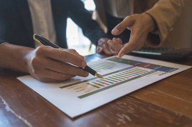 Ekonomik veriler ve rapor grafikleriyle beyin fırtınası yapıp tartışıyorlar. Takım çalışması çalışma konsepti.