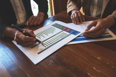 Ekonomik veriler ve rapor grafikleriyle beyin fırtınası yapıp tartışıyorlar. Takım çalışması çalışma konsepti.