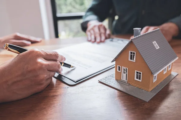 Modelo de casa con agente y cliente discutiendo por contrato para comprar, obtener seguro o préstamo de bienes raíces o propiedad. —  Fotos de Stock