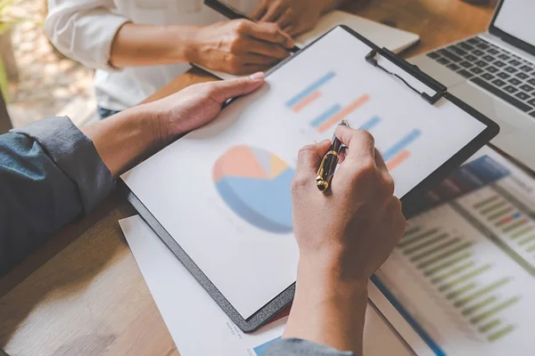 Business team di brainstorming e discutere con i dati finanziari e report grafico. Concetto di lavoro della riunione di gruppo. — Foto Stock