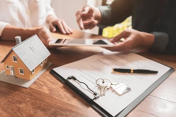 Modelo de casa con agente y cliente discutiendo por contrato para comprar, obtener seguro o préstamo de bienes raíces o propiedad. —  Fotos de Stock