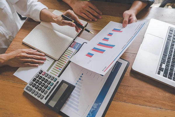 Business team di brainstorming e discutere con i dati finanziari e report grafico. Concetto di lavoro della riunione di gruppo. — Foto Stock