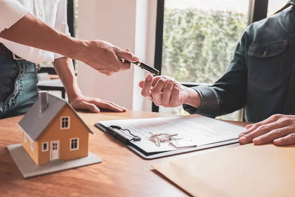 Modelo de casa con agente y cliente discutiendo por contrato para comprar, obtener seguro o préstamo de bienes raíces o propiedad. —  Fotos de Stock