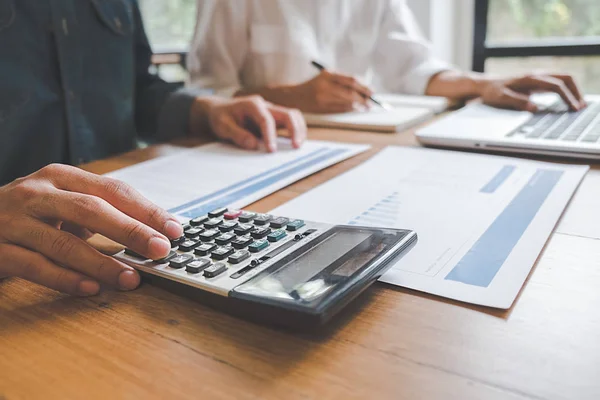 Equipe de negócios brainstorming e discutir com dados financeiros e relatório gráfico. Conceito de trabalho de reunião de trabalho em equipe. — Fotografia de Stock