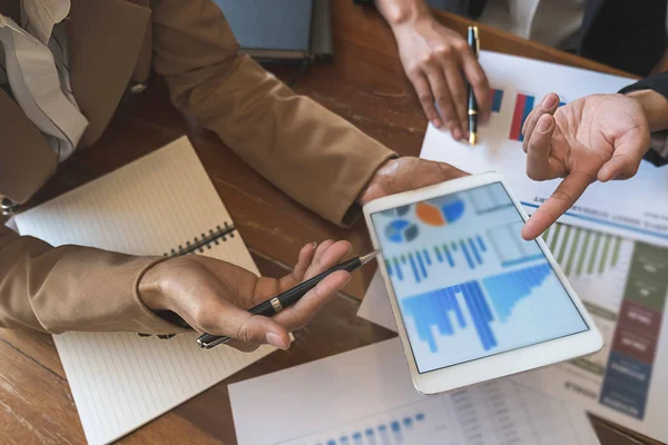 Business team di brainstorming e discutere con i dati finanziari e report grafico. Concetto di lavoro della riunione di gruppo. — Foto Stock