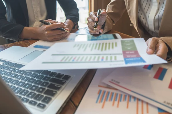 Equipe de negócios brainstorming e discutir com dados financeiros e relatório gráfico. Conceito de trabalho de reunião de trabalho em equipe. — Fotografia de Stock