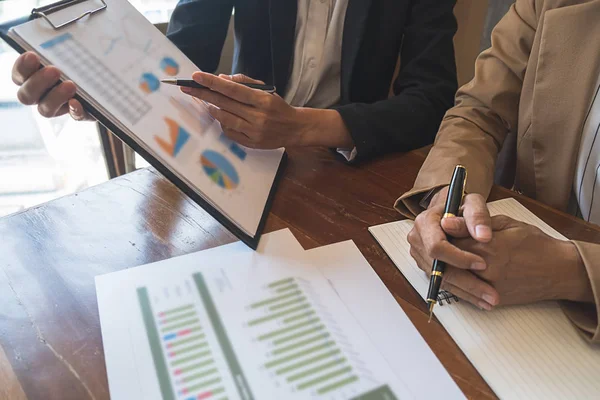 Business team di brainstorming e discutere con i dati finanziari e report grafico. Concetto di lavoro della riunione di gruppo. — Foto Stock