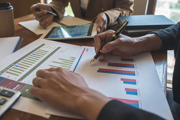 Business team di brainstorming e discutere con i dati finanziari e report grafico. Concetto di lavoro della riunione di gruppo. — Foto Stock