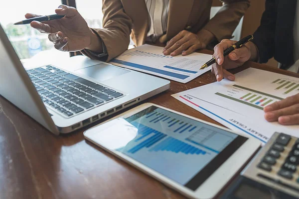 Business-Team Brainstorming und Diskussion mit Finanzdaten und Berichtsgrafik. Arbeitskonzept für Teamwork. — Stockfoto