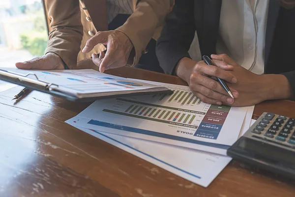 Business team brainstormen en bespreken met financiële gegevens en rapport grafiek. Werkconcept teamwerkvergadering. — Stockfoto