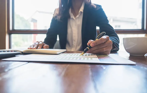 Zakenvrouw bespreken van de grafieken en grafieken die de resultaten van hun succesvolle teamwork. Bedrijfsconcept. — Stockfoto