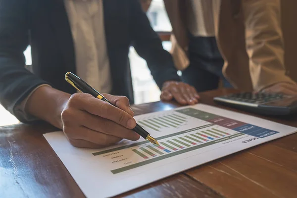 Business team di brainstorming e discutere con i dati finanziari e report grafico. Concetto di lavoro della riunione di gruppo. — Foto Stock