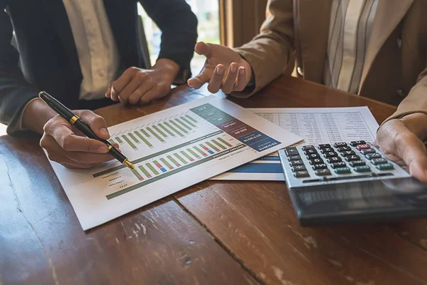 Business team di brainstorming e discutere con i dati finanziari e report grafico. Concetto di lavoro della riunione di gruppo. — Foto Stock