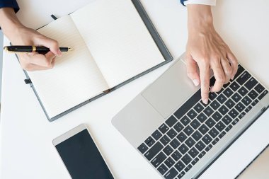 İş kadını şirket performans tablosunu kontrol etmek için dizüstü bilgisayar kullanıyor. İş konsepti.